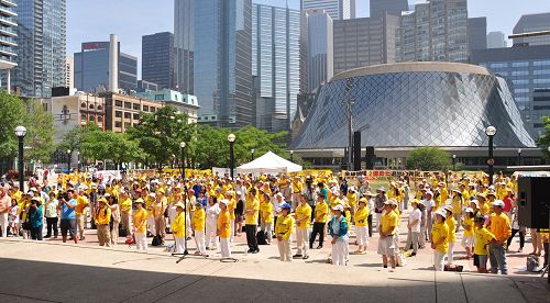 图4-5：七月十八日，近千名法轮功学员与支持者在多伦多市中心都市会堂（Metro Hall）外的广场举办集会，声援控告江泽民。