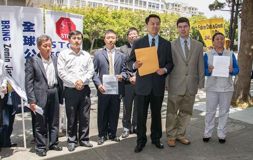 图：法轮功学员将控告状递入中领馆