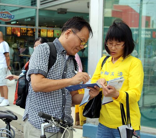 现居住多伦多、来自越南的Ngan Vu先生对江泽民发起的迫害法轮功表示愤怒。