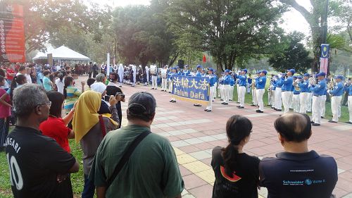 图1：法轮功团体受邀出席为大会演奏多首曲目，包括演奏国歌为当天的活动拉开序幕。