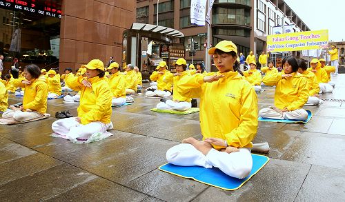 法轮功学员在悉尼市中心的马丁广场上集体晨炼