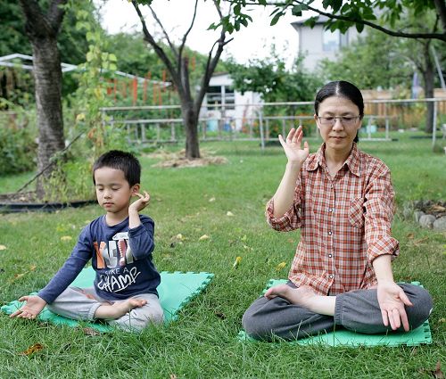 图2：摆脱乳癌忧郁困扰获新生的林雪和儿子在后院打坐。