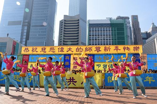 图5. 法轮功学员表演喜庆的腰鼓舞，恭祝师父新年快乐。