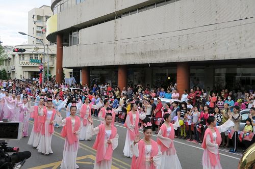 '图5：“好漂亮喔！仙女来了！”由法轮功学员装扮的仙女们在队伍中向民众挥手'