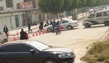 图1：肥乡区法院东边路，通向法院后门路口，路口停有警察、警车。