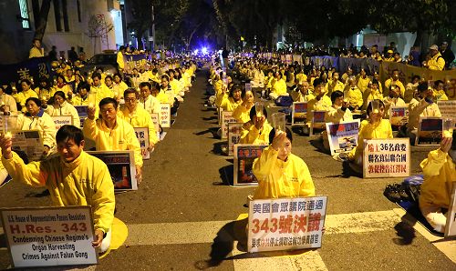 图2：夜幕降临，法轮功学员点燃点点烛光，悼念被中共迫害致死的法轮功学员，并呼唤正义良知。