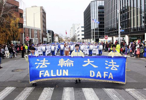 天国乐团在康州斯坦福大游行中，道路两旁民众聚集观看。