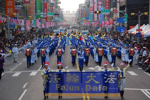 '图1～2：天国乐团连续第六年应邀参加国际管乐节踩街演奏'