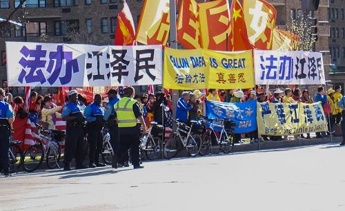 图1-2：二零一六年三月三十日，华盛顿DC部分法轮功学员在习近平入住的酒店附近打出“法轮大法好”、“法办江泽民”等横幅，呼吁习近平将迫害法轮功的元凶江泽民绳之以法。