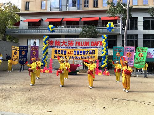 图1-2：二零一六年五月七日，墨尔本法轮功学员在城市广场庆祝世界法轮大法日，传播大法的美好。