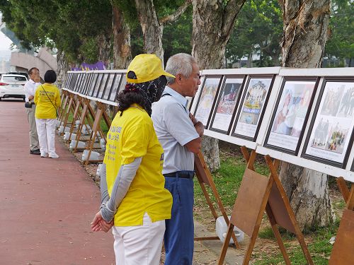 图6： 在运动公园入口处设置的正法之路图片展，让往来民众了解法轮功洪传台湾和全世界的盛况。