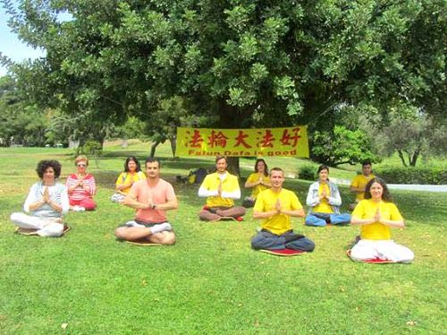 图1：希腊法轮功学员恭祝师父生日快乐