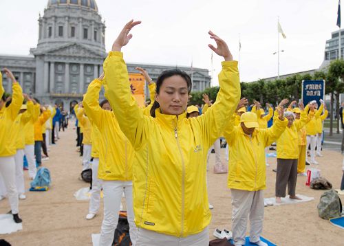 法轮功学员首先在旧金山市政厅广场集体炼功