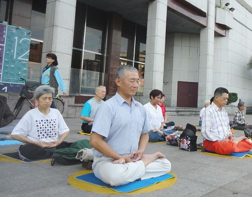 台湾基隆法轮功学员徐宗贤在炼法轮功的第五套功法