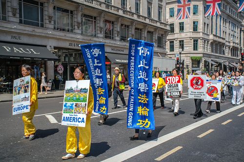 法轮功学员在伦敦市中心的游行队伍