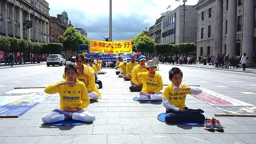 图1：二零一六年七月十六日，爱尔兰法轮功学员在都柏林市中心集体炼功，传播法轮功的真相。