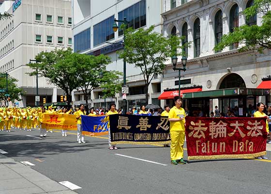 费城独立日游行 法轮功受欢迎