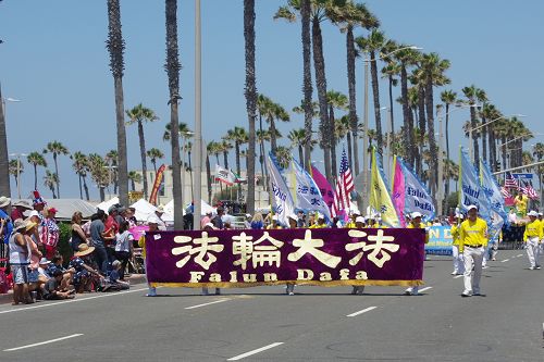 图1-3：在杭庭顿海滩市国庆游行中的法轮功学员队伍，鲜明亮丽的色彩，祥和的炼功音乐和优美的功法表演，让人瞩目。