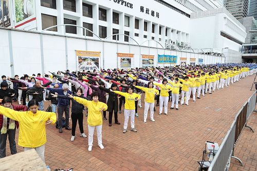 '图3：法轮功学员集体大炼功。'