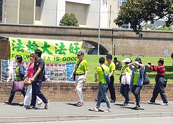 悉尼华人游客：真羡慕你们法轮功