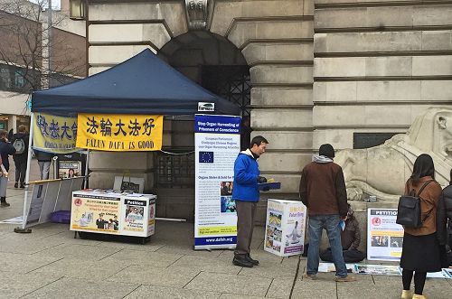 '图：二零一七年一月二十一日，在诺丁汉老市集广场上，法轮功学员设立真相展位传递真相。'