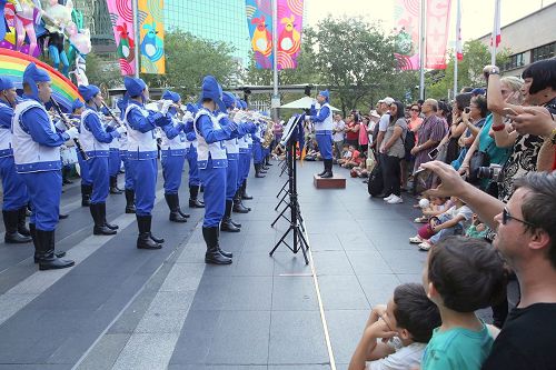 '图1：悉尼天国乐团在悉尼市中国新年庆祝会上演奏'