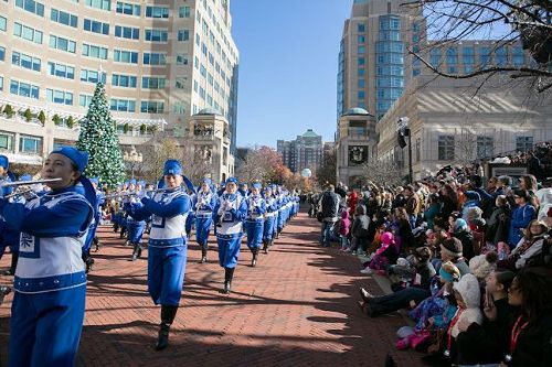 '图1～5：二零一七年十一月二十四日，美国弗吉尼亚州瑞思顿（Reston）镇举办节日游行，有约一百五十名法轮功学员组成的天国乐团首次参加。游行主办方表示感谢，两旁观众欢迎。维州瑞斯顿市民 Sarah Happel说：“他们的服装、帽子，一切都那么好，音乐也很动听。真是非常棒﹗”'