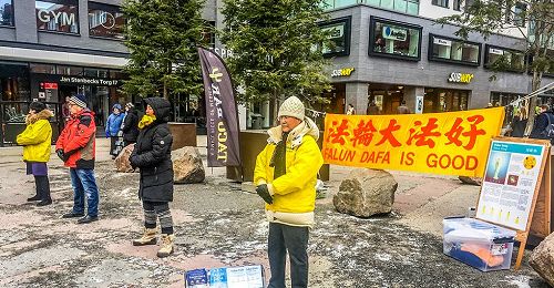 '图1：法轮功学员在瑞典的硅谷（Kista） 举办法轮大法信息日活动'