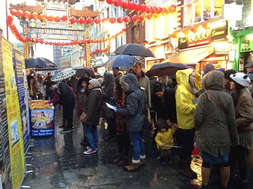 '图3：二零一七年一月二十九日，法轮功学员在伦敦唐人街冒雨向各国民众讲真相、呼吁制止迫害'