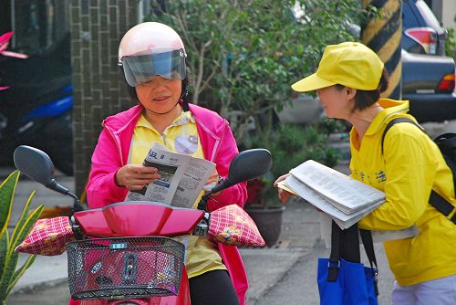 图4-5：法轮功学员向沿途乡民介绍法轮功真相。