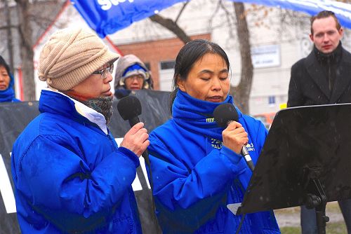 '图2：法轮功学员江宏女士在集会上揭露中共将他父亲迫害致死，并活体摘取器官的罪恶。'