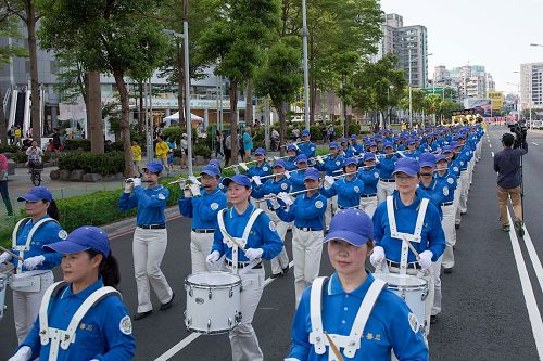 '图2：二零一七年高雄法轮功学员集会游行，提前“庆祝世界法轮大法日”，活动由阵容庞大的天国乐团前导。'