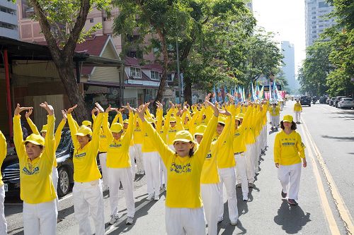 '图5：二零一七年高雄法轮功学员集会游行，提前“庆祝世界法轮大法日”，炼功队伍展示祥和的五套功法，吸引不少民众询问学炼方式。'