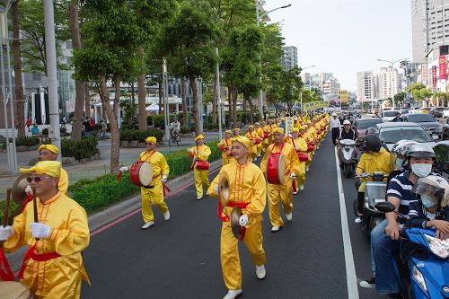 '图7：二零一七年高雄法轮功学员庆祝即将来临的“五一三世界法轮大法日”集会游行，喜气十足活泼亲切的腰鼓队压轴，吸引了众多路人放慢脚步驻足观看。'