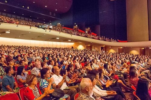 '图4：五月六日和七日，美国神韵纽约艺术团在夏威夷州府檀香山的三场演出场场一票难求。为了让更多观众能观看到演出，剧院临时开放了六日晚和七日演出的站票。图为五月七日下午的神韵演出的盛况。'