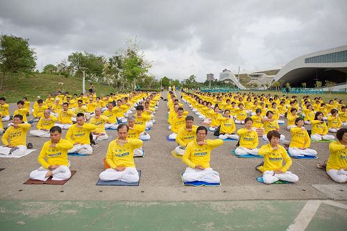 '图2：庆祝五一三世界法轮大法日，高雄部份法轮功学员聚集在高雄卫武营、台湾最大国家剧院门前广场集体炼功。'