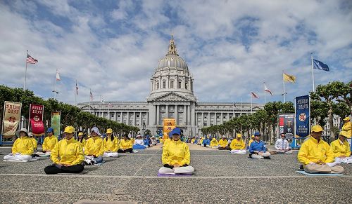 '图1～2：“世界法轮大法日”在即，二零一七年五月六日一早，旧金山湾区法轮功学员聚集在旧金山市政厅广场以集体炼功的形式，开始了当天与旧金山民众分享修炼法轮大法的美好和喜悦的系列庆祝活动。'