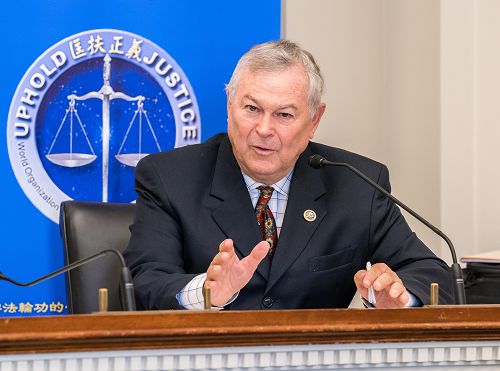 '图1：美国国会众议员罗拉巴克（Dana Rohrabacher）'