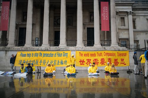 图7：法轮功学员在特拉法加广场（Trafalgar Square）展示五套祥和舒缓的功法。