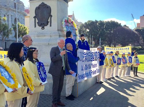 '图2：绿党议员Steffan Browning在国会大厦集会现场发言，支持并鼓励法轮功学员。'