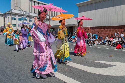 '图19：在美国出生长大，自幼修炼法轮功的伍爱莲每年都来参加红木城国庆日游行，告诉民众：法轮大法好。