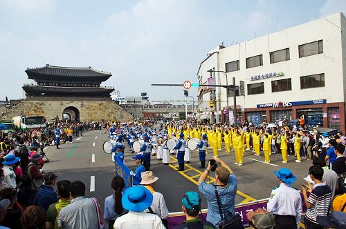 '图3～4：法轮功团体在隶属“正祖大王陵幸车”活动的“朝鲜百姓共同欢喜”活动中参加表演比赛，并获优秀奖。'