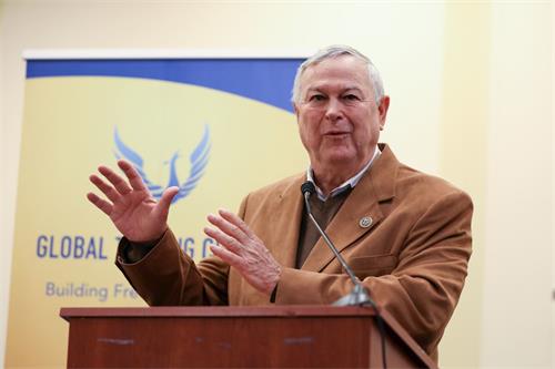 '图5：美国国会众议员罗拉巴克（Rep. Dana Rohrabacher）在研讨会上说，法轮功学员的勇气总是带给他希望。'