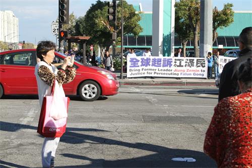 '图2～6：随后，法轮功学员在华人聚居的圣盖博市（City?of?San?Gabreil）山谷大道（Valley?Blvd.）筑起“真相长城”，吸引过往车辆和民众的目光。'