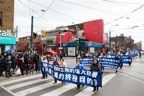 '图1～7：部份多伦多法轮功学员和民众在市中心的克拉伦斯公园（Clarence Park）集合，举行“声援近三亿人退出党团队”为主题的大游行。'