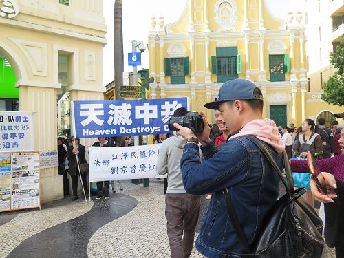 图4～5：大陆游客拍摄法轮功真相展板