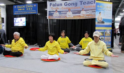 四月二十一日到二十二日，加拿大首都渥太华EY中心举办的身心健康展览上，法轮功学员演示功法。