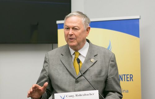 图3：资深众议员罗拉巴克（Dana Rohrabacher）来到研讨会现场，支持勇于退出中共的中国民众，并感谢三退义工。