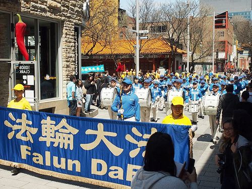 图5：二零一八年五月五日，蒙特利尔法轮大法日庆祝游行从唐人街出发。