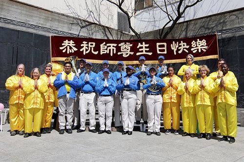 图7：二零一八年五月五日，加拿大蒙特利尔法轮功学员们恭祝师尊生日快乐。